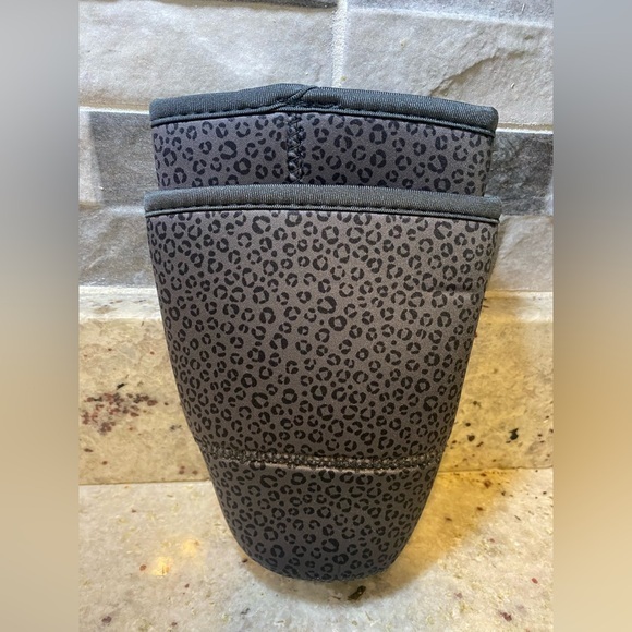New  set of two gray‎ and black leopard print iced coffee sleeves - Picture 1 of 2
